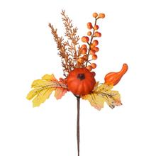 Jesenný zápich s tekvicou, bobuľkami a zelenými listami.