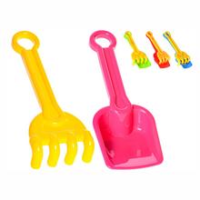 Lopatka a hrabličky v štyroch farbách pre deti od 12 mesiacov.