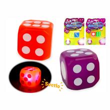 Svietiaca kocka JUMBO 3,6 cm v červenej a fialovej farbe.