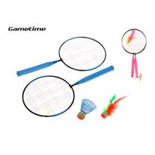 Rakety na badminton s košíčkami v sieťke.