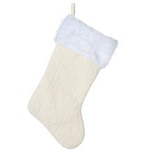 Vianočná ponožka v šedej a krémovej farbe s textilným povrchom.