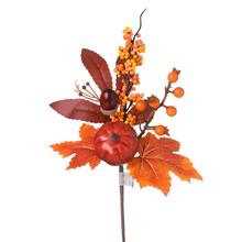 Jesenná dekorácia s tekvicou, žalúdmi, bobuľkami a listami.