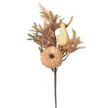 Jesenná dekorácia s tekvicou a trávami v béžovo-hnedej farbe.