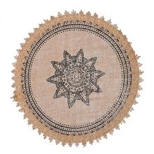 Prestieranie z juty s ornamentom, čierne a prírodné farby, priemer 39 cm.