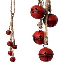 Červené kovové rolničky na zavesenie.