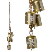 Zlaté kovové rolničky na zavesenie s bielymi snehovými vločkami.