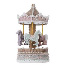 Ružový kolotoč s perníkovými koníkmi a hudbou.