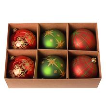 Sada plastových vianočných gulí v červenej, zelenej a zlatej farbe.