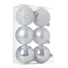 Sada šiestich plastových vianočných gulí v striebornej farbe s matným a lesklým povrchom.