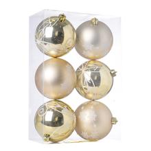 Sada plastových vianočných gulí v lesklých a matných odtieňoch zlatej a pieskovej farby.