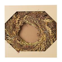 Veniec z prírodnej sušenej trávy s priemerom 40 cm.