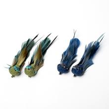 Dekoračný vtáčik na štipci v modro-zelených farbách s perím.