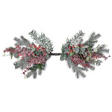 Girlanda s eukalyptom a červenými bobuľami, zasnežená.