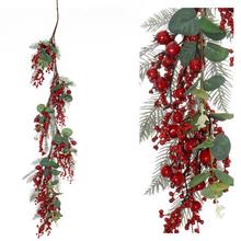 Záves čičinka s eukalyptom a červenými bobuľami.