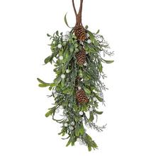 Umelý záves s tujou, krušpánom, šiškami a bielymi bobuľkami.