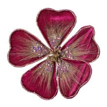 Umelý kvet na klipe v ružovej farbe s ozdobnými detailmi.