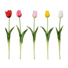 Umelé kvety tulipány v rôznych farbách.