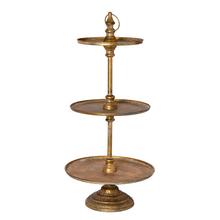 Podnos s tromi poschodiami v zlatej farbe.