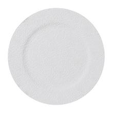 Biely tanier s dekoratívnym vzorom, priemer 33 cm.