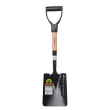 Malá hranatá lopata s drevenou násadou.