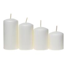 Sada adventných sviečok v zlatej a bielej farbe.