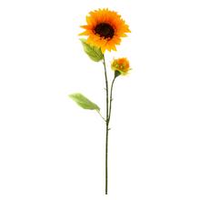 Umelá slnecnica s dvoma kvetmi a zelenými listami.