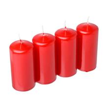 Sada štyroch červených adventných sviečok.