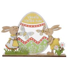 Drevené vajce so zajacmi na Veľkú noc.