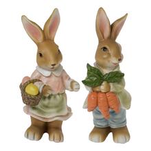 Keramickí zajačikovia s košíkom a mrkvou.
