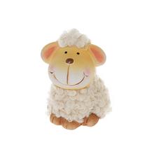 Ovečka s usmievavou tvárou, vyrobená z keramiky.