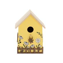 Žltobiely drevený domček s kvetinovým motívom.