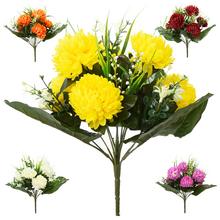 Kytica chryzantém s drobnou zeleňou v mixe farieb.