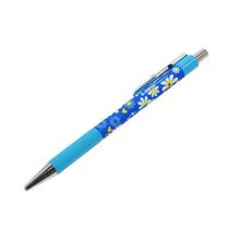 Modré guličkové pero s kvetinovým vzorom.