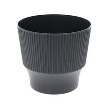Čierny okrúhly kvetináč s jemným prúžkovaným dizajnom.