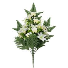 Kytica umelých kvetov s ľaliami, ružami a gypsom v krémovej farbe.