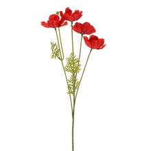 Umelé červené maky s listami.