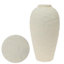 Krémová keramická váza s textúrou.