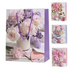 Darčeková taška s kyticou kvetov.