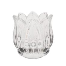 Sklenený svietnik v tvare kvetu.