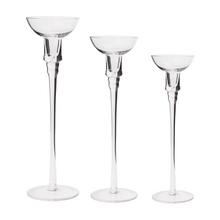 Súprava sklenených svietnikov rôznych výšok.