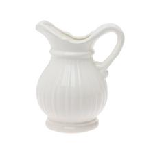 Biely keramický džbán s jemným vzorom.