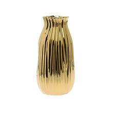 Zlatá keramická váza s pruhovaným dizajnom.