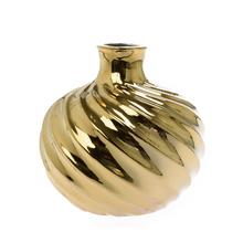 Zlatá keramická váza s vlnitým dizajnom.