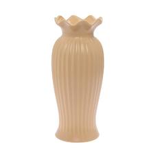 Hnedá keramická váza s vlnitým okrajom.