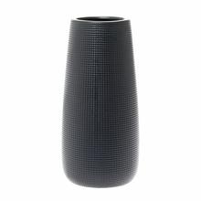 Čierna keramická váza s textúrovaným povrchom.