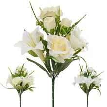 Kytica umelých kvetov s ľaliami a ružami.