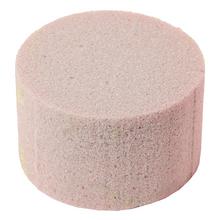 Sivý suchý cylinder s priemerom 8 cm a výškou 5 cm.