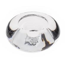 Sklenený svietnik s priemerom 7,6 cm a výškou 3,3 cm.