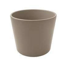 Keramický obal na kvety svetlohnedý s priemerom 24 cm a výškou 22 cm.