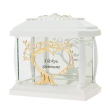 Biely lampión Panteon so srdcom a nápisom 'S láskou spomíname'.